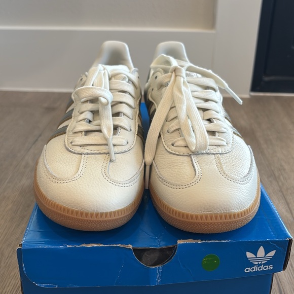 BNIB Adidas Ivory and Gold Sambas - Picture 2 of 10